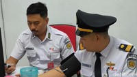 Bangun pukul 03.30 WIB, Mas Nul melaksanakan rutinitas sesuai prosedur. Dia memulai dengan pemeriksaan kesehatan. (Kurniawan F/detikcom)