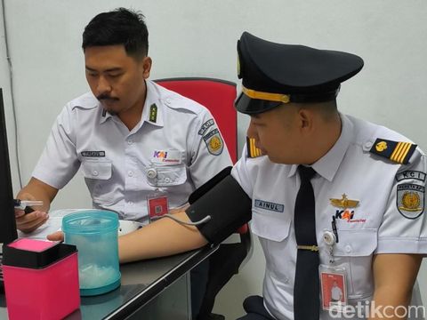 Ainul Yakin menceritakan pengalaman menjadi masinis KRL Jabodetabek selama 10 tahun. Dia bagikan kisah awal mula menjadi masinis hingga hal paling mengesankan. (Kurniawan F/detikcom)