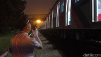 Hari ini Mas Nul bertanggung jawab menjalankan KRL dengan rute Depok Lama-Bogor-Jakarta Kota-Bogor-Depok Lama. Mas Nul mengecek seluruh kondisi kereta sebelum dioperasikan. (Kurniawan F/detikcom)