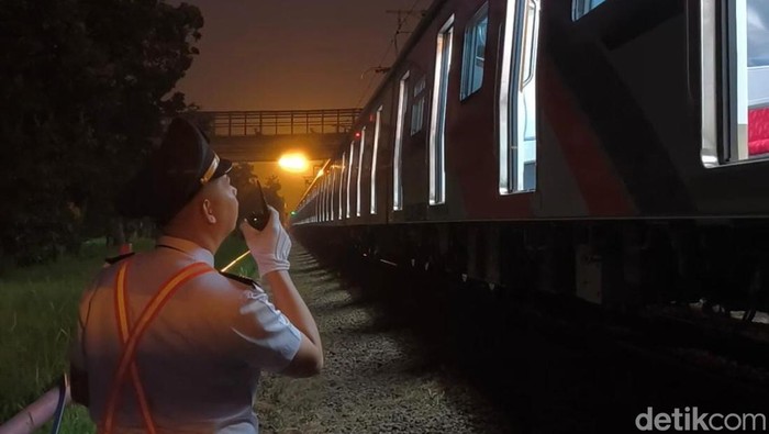 Ainul Yakin menceritakan pengalaman menjadi masinis KRL Jabodetabek selama 10 tahun. Dia bagikan kisah awal mula menjadi masinis hingga hal paling mengesankan. (Kurniawan F/detikcom) Ainul Yakin menceritakan pengalaman menjadi masinis KRL Jabodetabek selama 10 tahun. Dia bagikan kisah awal mula menjadi masinis hingga hal paling mengesankan. (Kurniawan F/detikcom)