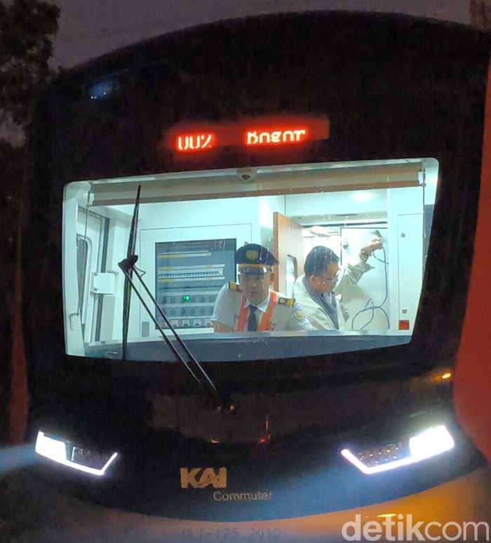 Ainul Yakin menceritakan pengalaman menjadi masinis KRL Jabodetabek selama 10 tahun. Dia bagikan kisah awal mula menjadi masinis hingga hal paling mengesankan. (Kurniawan F/detikcom)