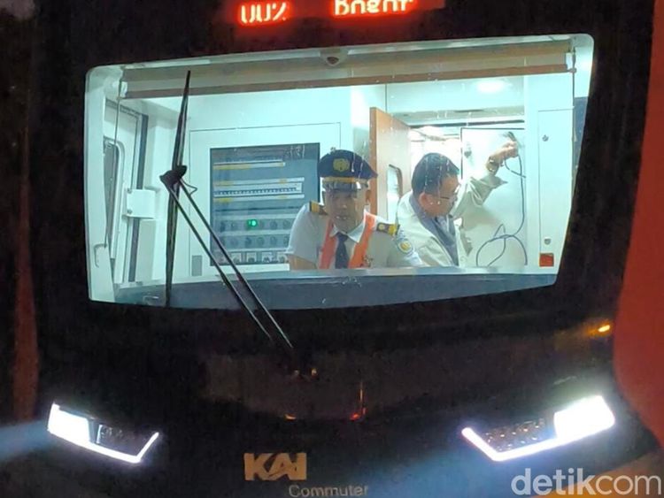 Pagi-pagi Buta Cek Kereta Demi Roker Tak Telat Kerja