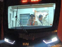 Pagi-pagi Buta Cek Kereta Demi Roker Tak Telat Kerja