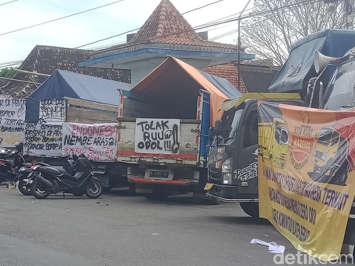 Aksi mogok ratusan truk di terminal Delanggu, Klaten, Kamis (19/6/2025).