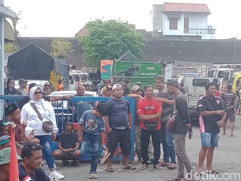 Aksi mogok ratusan truk di terminal Delanggu, Klaten, Kamis (19/6/2025).