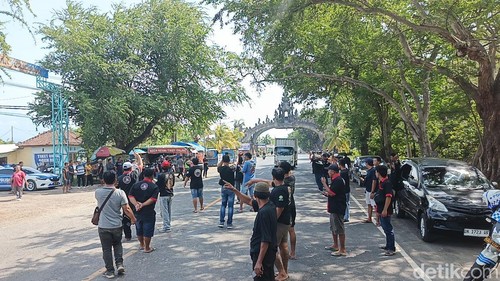 Aksi penyekatan kendaraan logistik oleh sopir logistik di Jalan Denpasar-Gilimanuk teoatnya di depan Terminal Kargo Gilimanuk, Jembrana, Bali, Kamis (19/6/2025). (I Putu Adi Budiastrawan/detikBali).