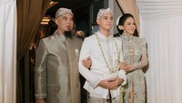 Dilihat di Instagram, Kamis (19/6/2025), Al Ghazali memperlihatkan momen dituntun saat masuk ke tempat ijab kabul. Ahmad Dhani merangkul tangan kanan anak pertamanya. Sementara, Maia Estianty di sisi sebelahnya. (Foto: dok Instagram)