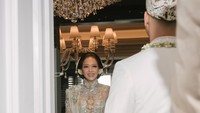 Al Ghazali saat ditunggu Maia Estianty di depan pintu menuju ijab kabul. (Foto: dok Instagram)
