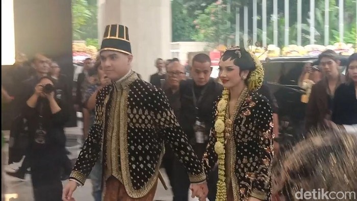 Al Ghazali dan Alyssa Daguise di unduh mantu.