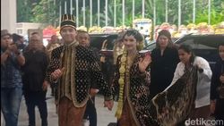 Lambaian Tangan Al Ghazali dan Alyssa Daguise di Unduh Mantu