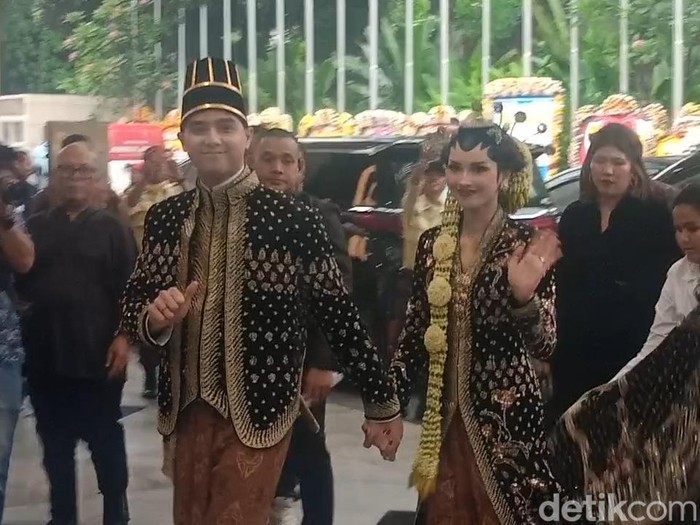 Al Ghazali dan Alyssa Daguise di unduh mantu.