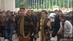 Lambaian Tangan Al Ghazali dan Alyssa Daguise di Unduh Mantu Lambaian Tangan Al Ghazali dan Alyssa Daguise di Unduh Mantu