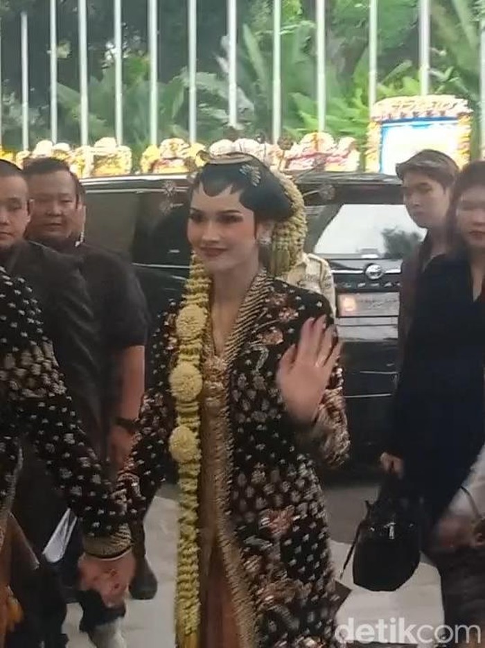 Al Ghazali dan Alyssa Daguise di unduh mantu.