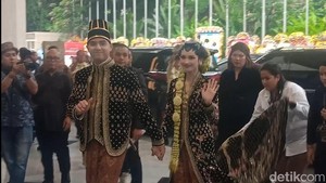 Alyssa Daguise dan Al melambaikan tangan ke arah kamera sambil berjalan memasuki lokasi unduh mantu. Foto: Ahsan/detikcom