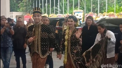 Lambaian Tangan Al Ghazali dan Alyssa Daguise di Unduh Mantu