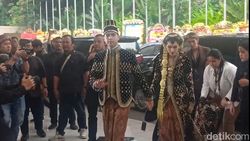 Lambaian Tangan Al Ghazali dan Alyssa Daguise di Unduh Mantu