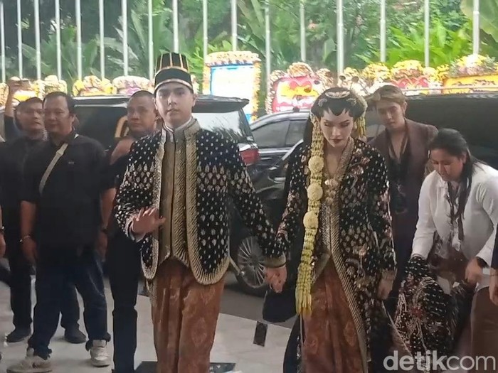 Al Ghazali dan Alyssa Daguise di unduh mantu.