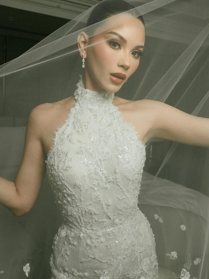 Alyssa Daguise Penampilan Alyssa Daguise yang manglingi di pernikahan.