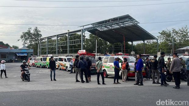 Sopir ambulans lakukan aksi usai salah satu ambulans dirusak sopir truk di Ringroad, Kamis (20/6/2025).
