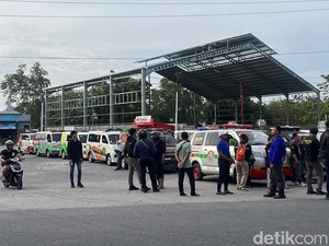 Driver Ambulans Geruduk Lokasi Demo Sopir Truk Solo Raya Buntut Perusakan Mobil