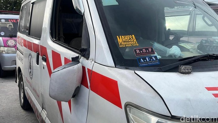 Ambulans dirusak saat berusaha melintasi lokasi demo sopir truk di ring road Solo-Karaganyar, Kamis (19/6/2025).