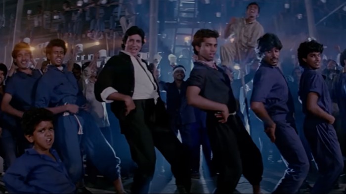 Amitabh Bachchan Adegan Amitabh Bachchan di Mukesh Mills dalam film Jumma Chumma.