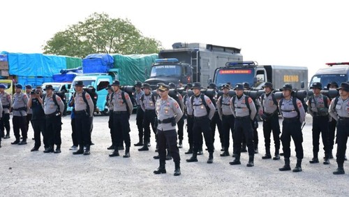 Polda NTT saat menggelar apel pelepasan personel di Pelabuhan ASDP Bolok, Kabupaten Kupang, NTT, Kamis (19/6/2025) sore. (Dok. Polda NTT).