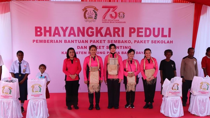 Bhayangkari Gelar Baksos di Sorong