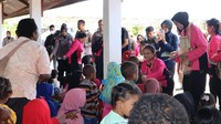 Kegiatan Bhayangkari Peduli kali ini diselenggarakan dengan pemberian sembako, paket stunting, dan paket sekolah. Bantuan diberikan kepada masyarakat kurang mampu di wilayah Kabupaten Sorong.
