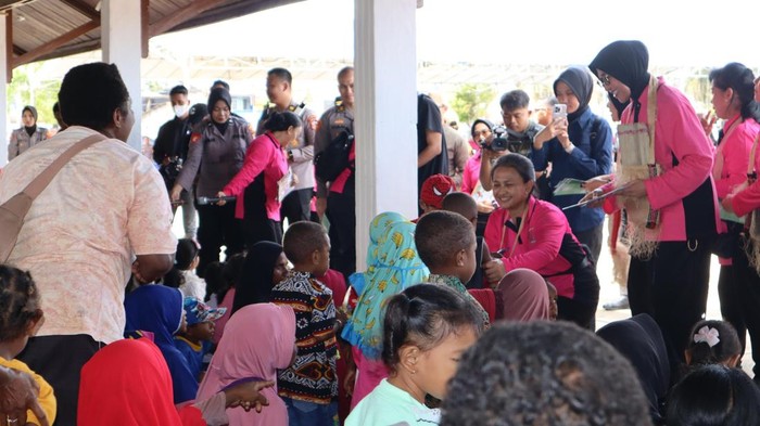 Bhayangkari Gelar Baksos di Sorong
