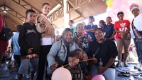Antusiasme masyarakat tergambar. Anak-anak juga terlihat senang.