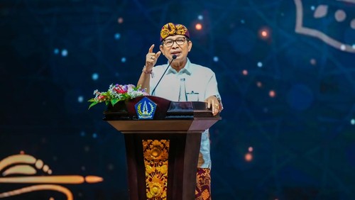 Bupati Adi Arnawa saat memberikan pengarahan terkait pendataan potensi pajak daerah berbasis data perijinan berusaha