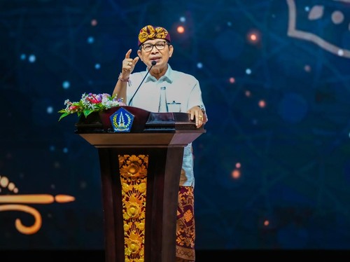 Bupati Adi Arnawa saat memberikan pengarahan terkait pendataan potensi pajak daerah berbasis data perijinan berusaha