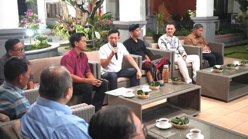Bupati Klungkung I Made Satria menerima presentasi rencana pembangunan infrastruktur pelabuhan dari PT Karya Darma Mavendra di Rumah Jabatan Bupati Klungkung, Rabu (18/6/2025). (Foto: Dok. Pemkab Klungkung)