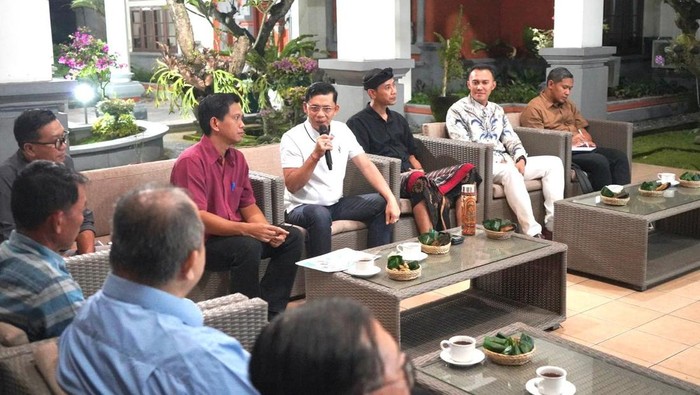 Bupati Klungkung I Made Satria menerima presentasi rencana pembangunan infrastruktur pelabuhan dari PT Karya Darma Mavendra di Rumah Jabatan Bupati Klungkung, Rabu (18/6/2025). (Foto: Dok. Pemkab Klungkung)