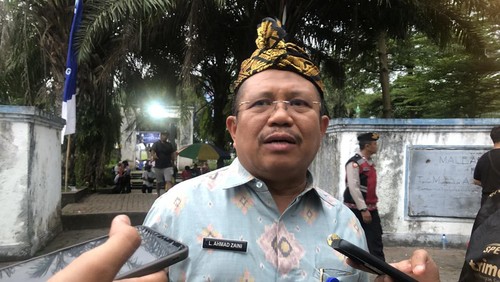 Bupati Lombok Barat, Lalu Ahmad Zaini (LAZ), saat diwawancarai, Kamis (19/6/2025). (M Zahiruddin/detikBali)