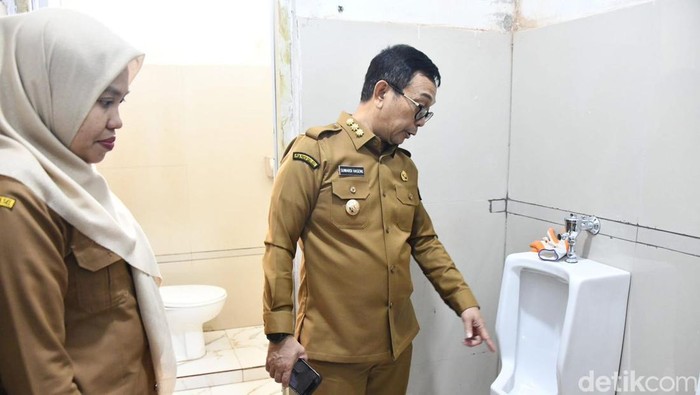 Bupati Soppeng Suwardi Haseng saat mengecek WC RSUD Latemmamala. Agung Pramono/detikSulsel.