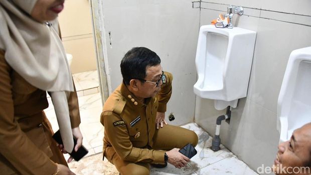Bupati Soppeng Suwardi Haseng saat mengecek WC RSUD Latemmamala. Agung Pramono/detikSulsel.