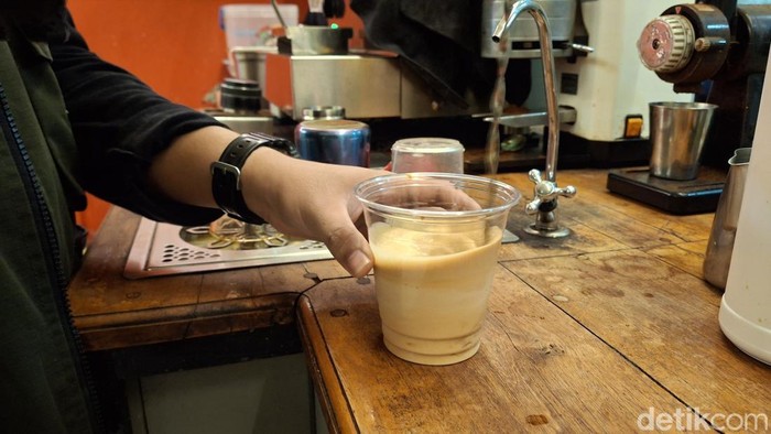Cara kedai kopi mengganti gelas dengan gelas plastik sekali pakai saat distribusi air terganggu.