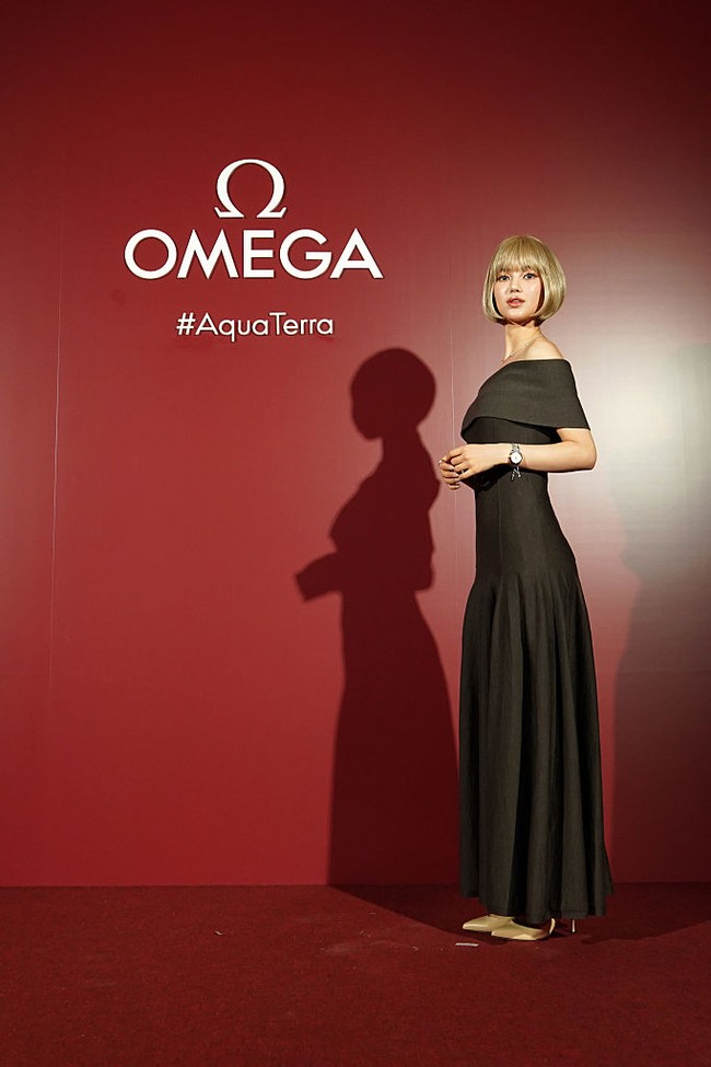 Dalam kesempatan itu, Danielle NewJeans tampil manglingi dengan wig potongan bob berwarna pirang. Dia mengenakan off-shoulder dress berwarna hitam, yang menonjolkan tubuh rampingnya. Foto: Getty Images for Omega/Tomohiro Ohsumi