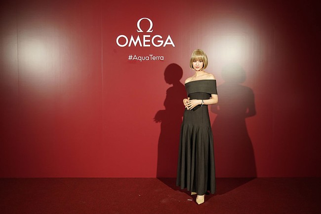 Namun, sejumlah sumber memastikan kedatangan Danielle NewJeans di acara peluncuran jam tangan OMEGA sudah disepakati sebelum terlibat sengketa hukum dengan ADOR. Pelantun ‘Super Shy’ itu juga didampingi oleh staf perusahaan agensinya. Foto: Getty Images for Omega/Tomohiro Ohsumi