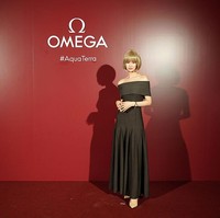 Namun, sejumlah sumber memastikan kedatangan Danielle NewJeans di acara peluncuran jam tangan OMEGA sudah disepakati sebelum terlibat sengketa hukum dengan ADOR. Pelantun ‘Super Shy’ itu juga didampingi oleh staf perusahaan agensinya. Foto: Getty Images for Omega/Tomohiro Ohsumi