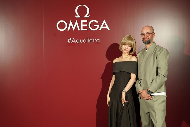 Kedatangan Danielle NewJeans malam itu juga mendapat sambutan hangat dari Vice President OMEGA, Lucien Jornod. Foto: Getty Images for Omega/Tomohiro Ohsumi