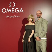 Kedatangan Danielle NewJeans malam itu juga mendapat sambutan hangat dari Vice President OMEGA, Lucien Jornod. Foto: Getty Images for Omega/Tomohiro Ohsumi