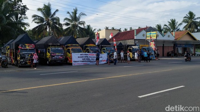 Aksi mogok kerja sopir truk di JJLS, Temon, Kulon Progo, Kamis (19/6/2025). Mereka memprotes aturan Zero ODOL yang dianggap merugikan mereka.