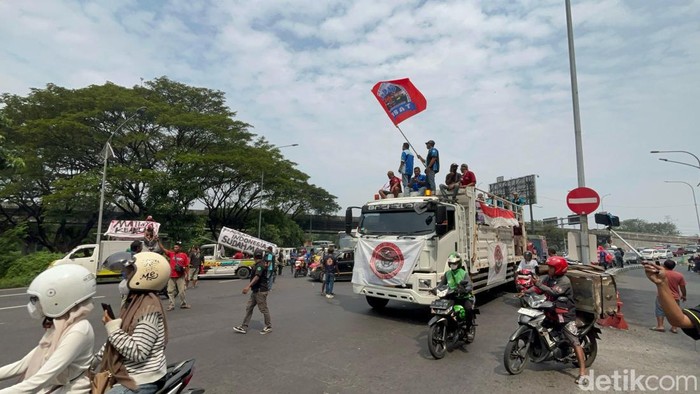 Demo ODOL di Surabaya