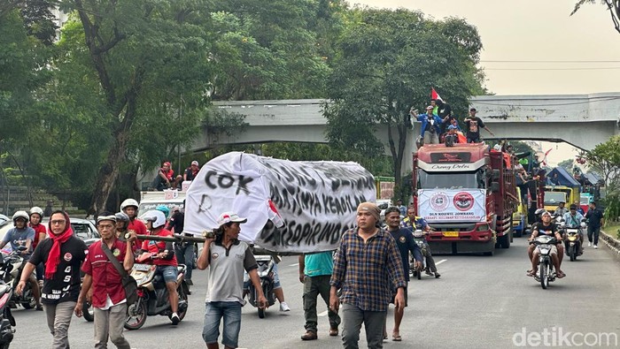 Demo ODOL di Surabaya
