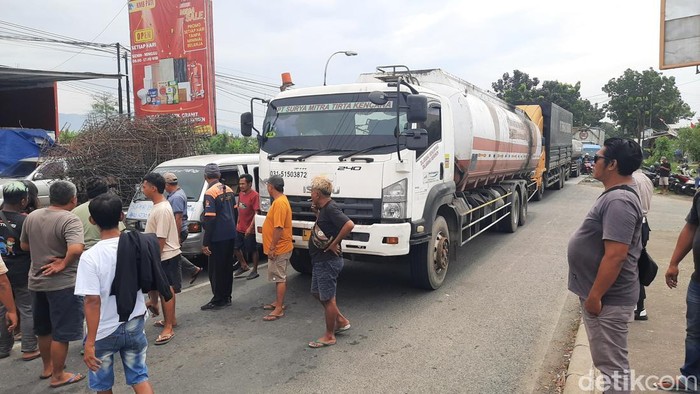 Suasana aksi sopir truk menggelar mogok kerja dengan menutup jalan Lingkar Selatan Pati, Kamis (19/6/2025).