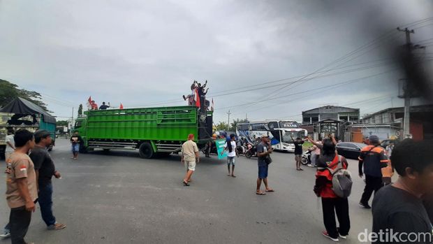 Suasana aksi sopir truk menggelar mogok kerja dengan menutup jalan Lingkar Selatan Pati, Kamis (19/6/2025).
