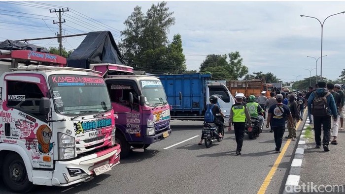 Aksi Sopir truk soal odol di Ring Road Solo, Kamis (19/6/2025).